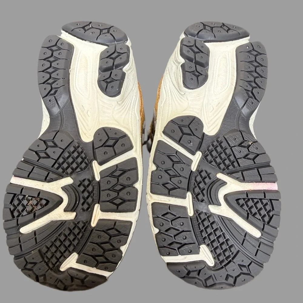 New Balance 2002 Toddler Sneakers | Size 6 | Tan Gray | Unisex | Like New - Picture 4 of 4